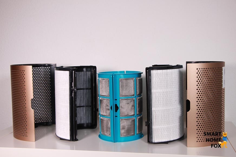 Комбинированный фильтр (HEPA и угольный фильтр), каталитический фильтр и воздушные решетки Dyson Purifier Cool Formaldehyde стоят на полке.